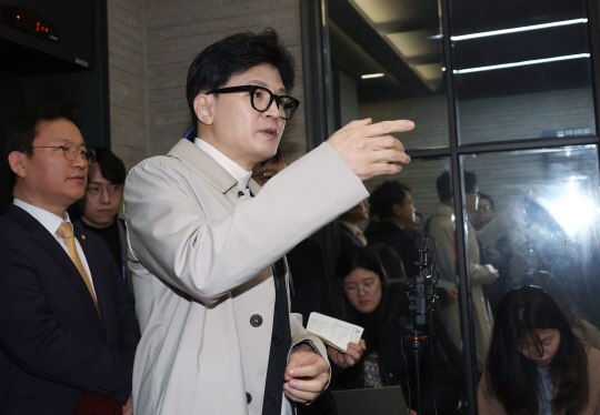 한동훈 국민의힘 비상대책위원장이 19일 서울 여의도 중앙당사로 출근하며 취재진의 질문에 답변을 하고 있다.<연합뉴스>